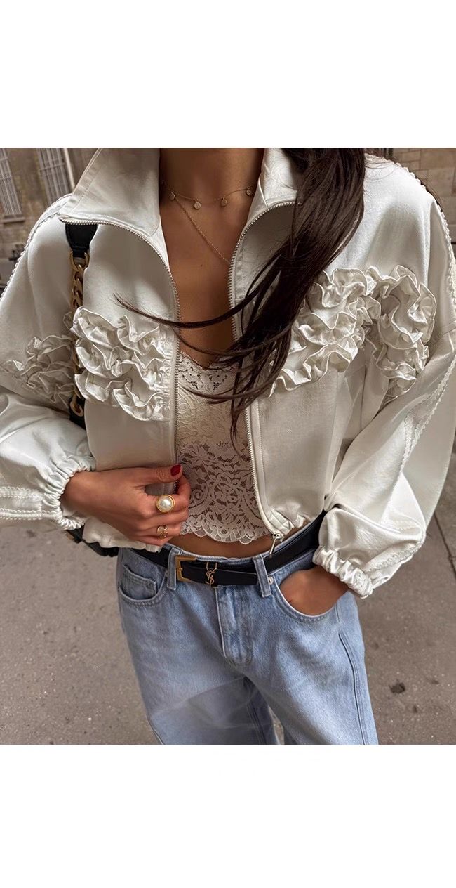 【2色展開】フリルライン×サテン調ライトアウター｜華やぎを纏う大人のショートジャケット