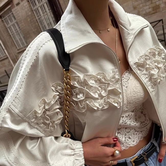 【2色展開】フリルライン×サテン調ライトアウター｜華やぎを纏う大人のショートジャケット