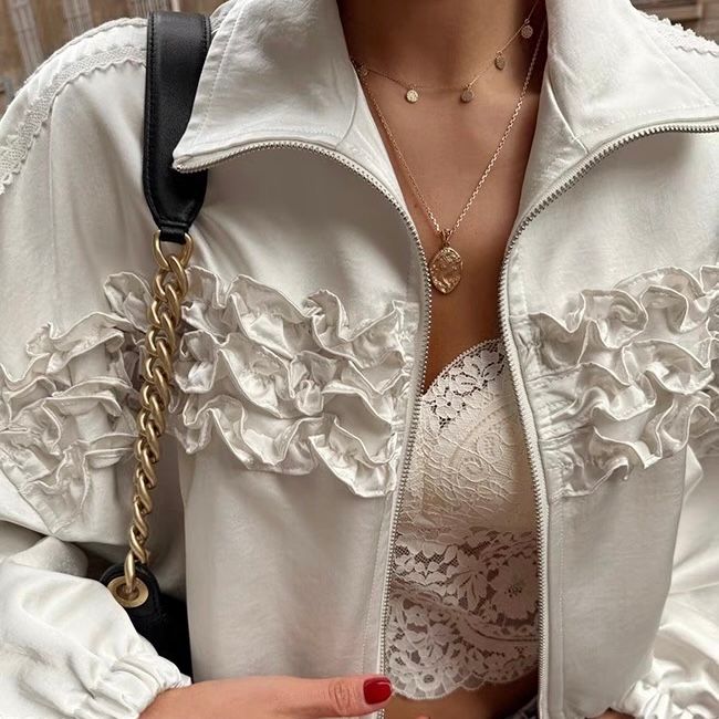 【2色展開】フリルライン×サテン調ライトアウター｜華やぎを纏う大人のショートジャケット