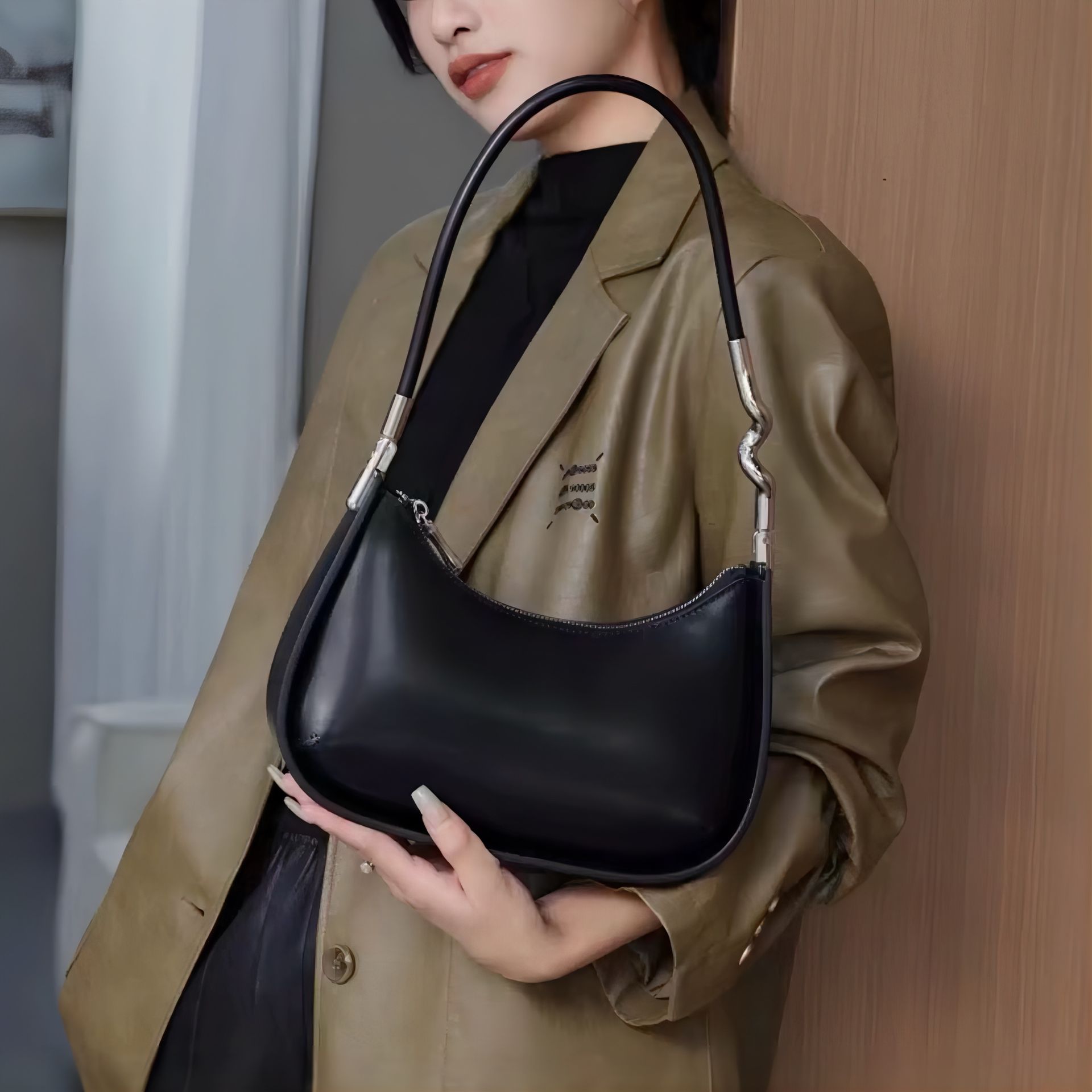 モード系 【牛革】ウェーブメタルハンドル レザーワンショルダーバッグ