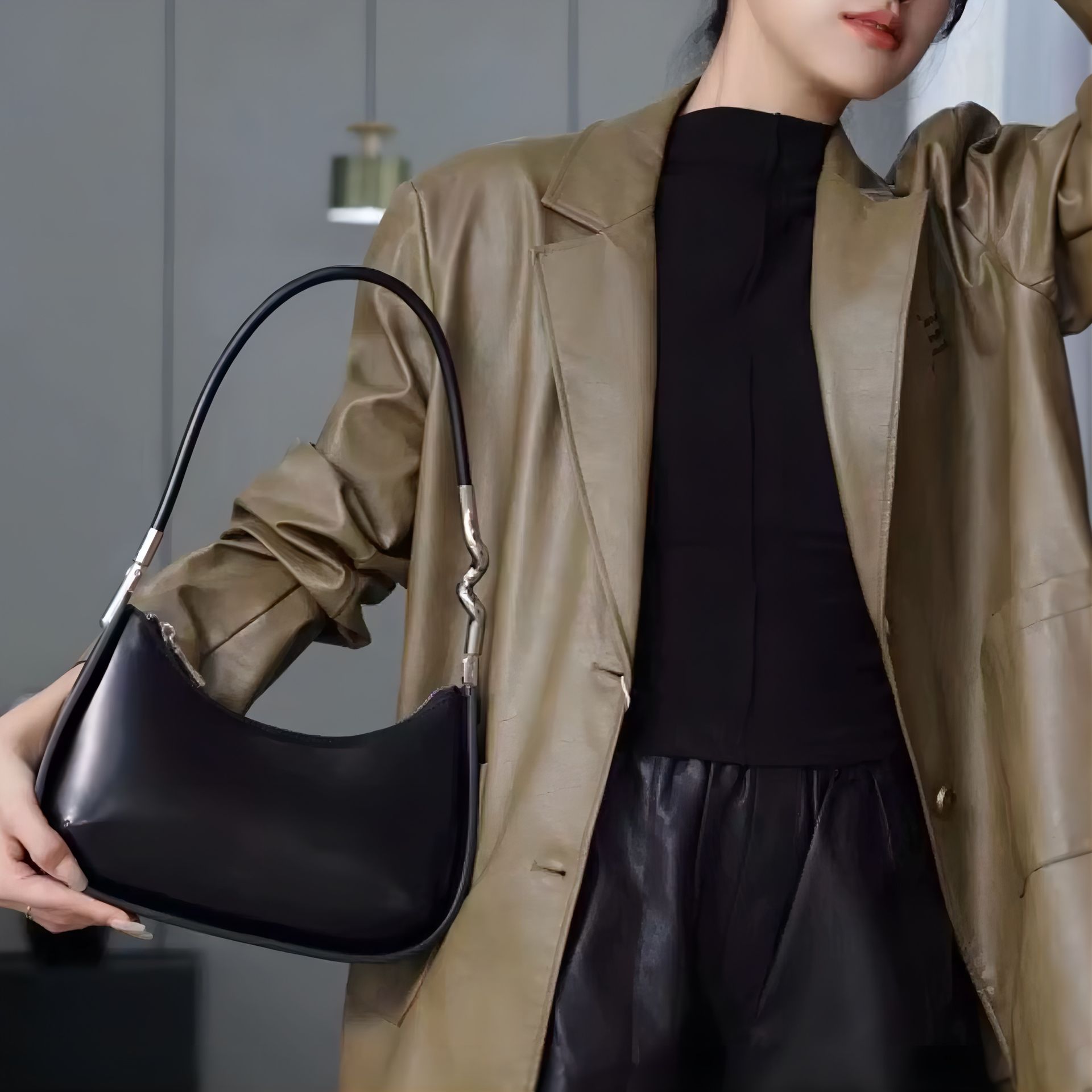 モード系 【牛革】ウェーブメタルハンドル レザーワンショルダーバッグ