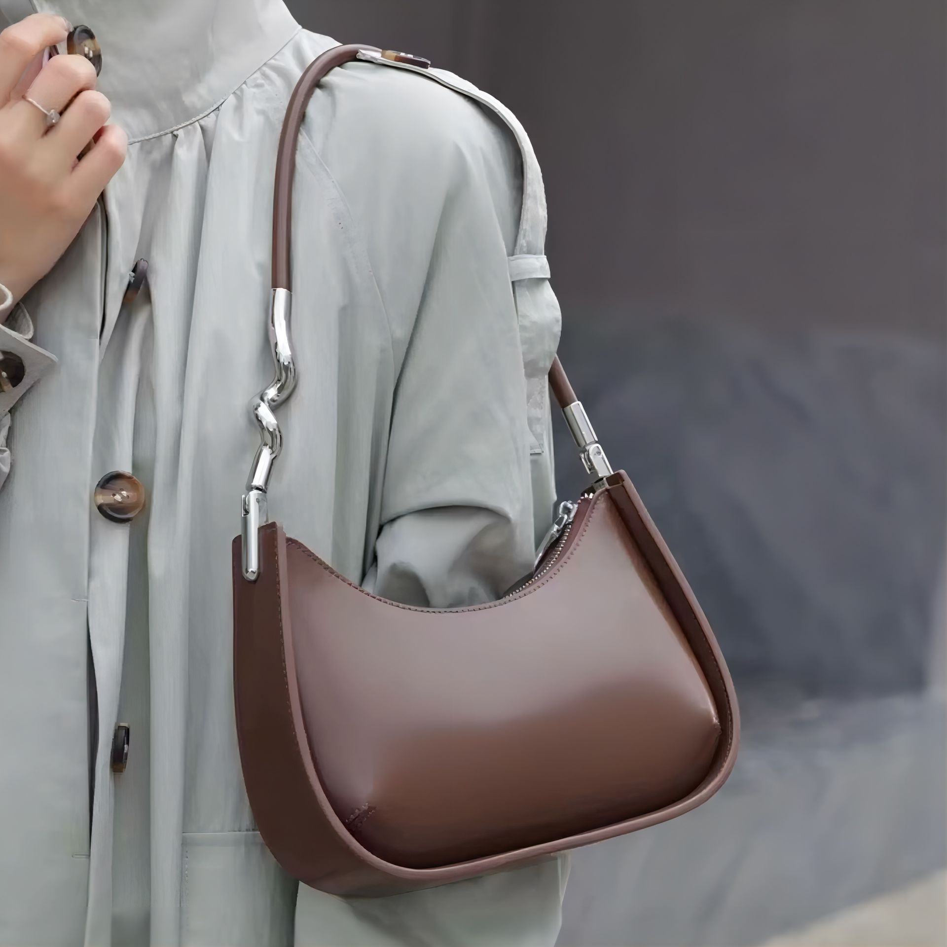 モード系 【牛革】ウェーブメタルハンドル レザーワンショルダーバッグ