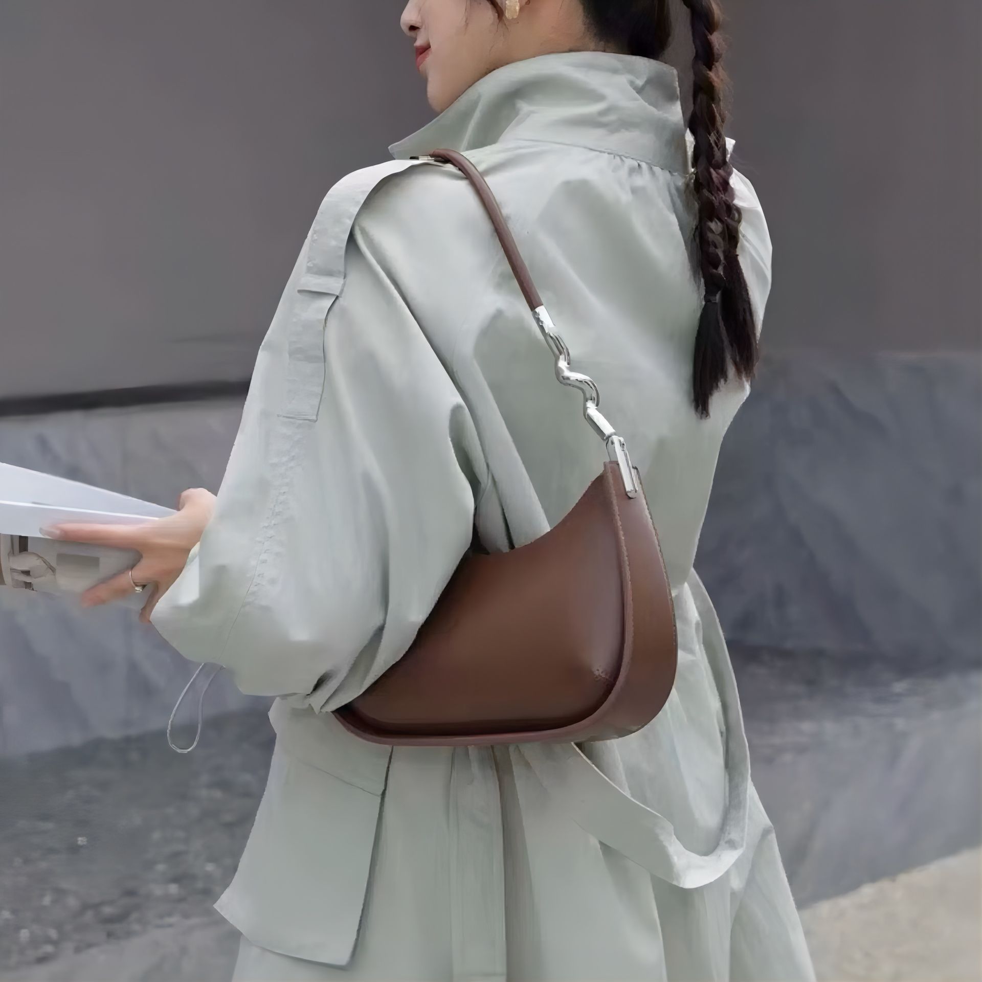 モード系 【牛革】ウェーブメタルハンドル レザーワンショルダーバッグ