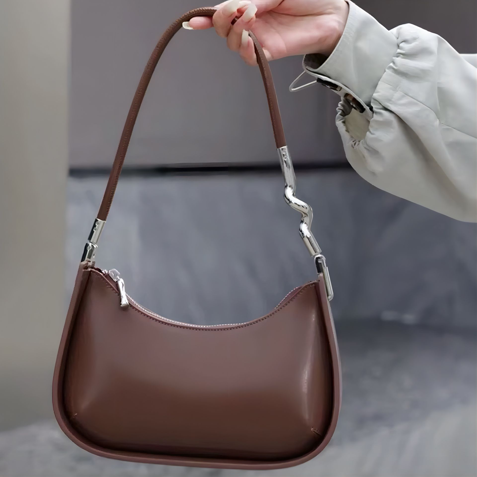 モード系 【牛革】ウェーブメタルハンドル レザーワンショルダーバッグ