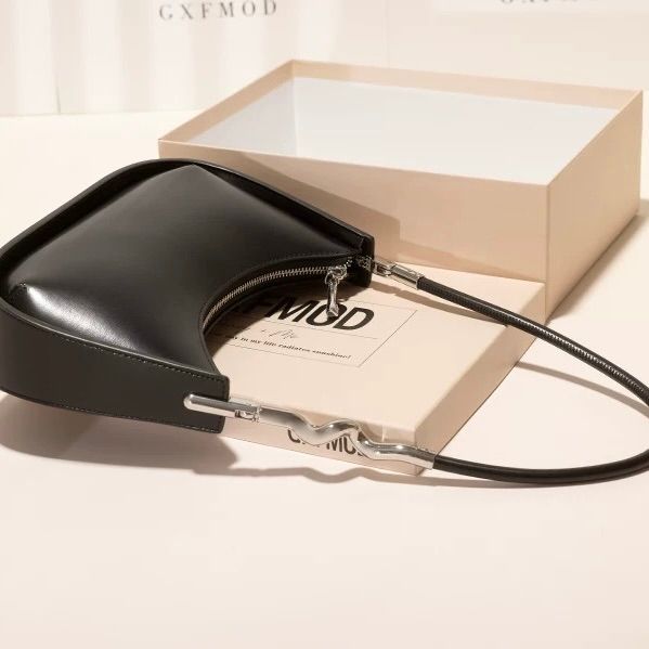 モード系 【牛革】ウェーブメタルハンドル レザーワンショルダーバッグ