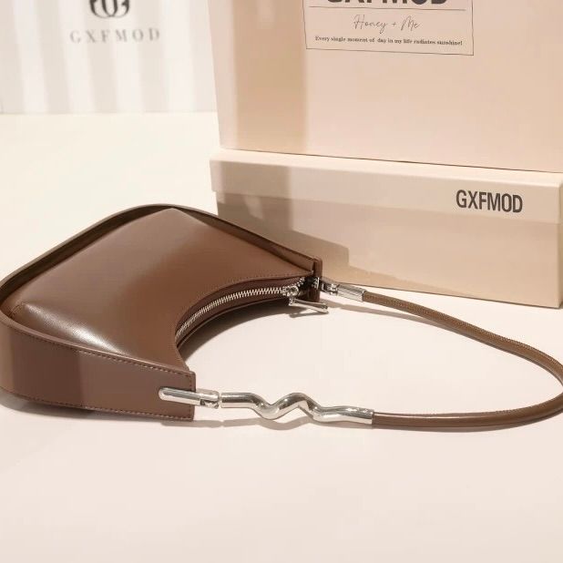 モード系 【牛革】ウェーブメタルハンドル レザーワンショルダーバッグ