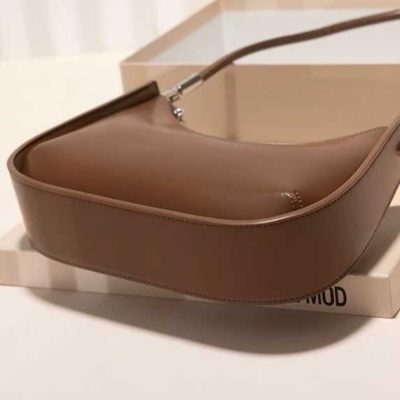 モード系 【牛革】ウェーブメタルハンドル レザーワンショルダーバッグ