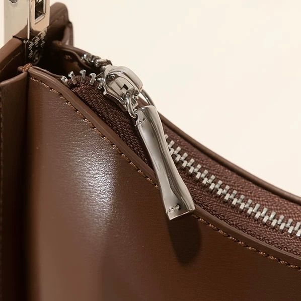 モード系 【牛革】ウェーブメタルハンドル レザーワンショルダーバッグ