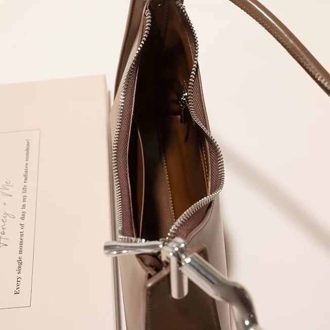 モード系 【牛革】ウェーブメタルハンドル レザーワンショルダーバッグ