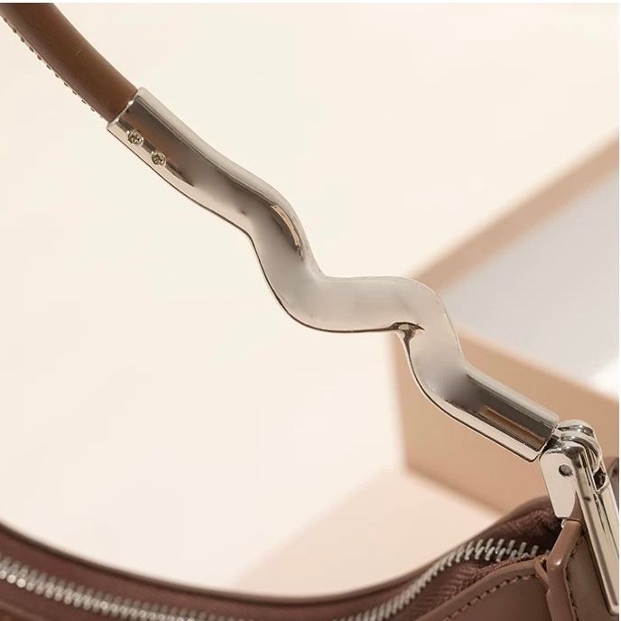 モード系 【牛革】ウェーブメタルハンドル レザーワンショルダーバッグ