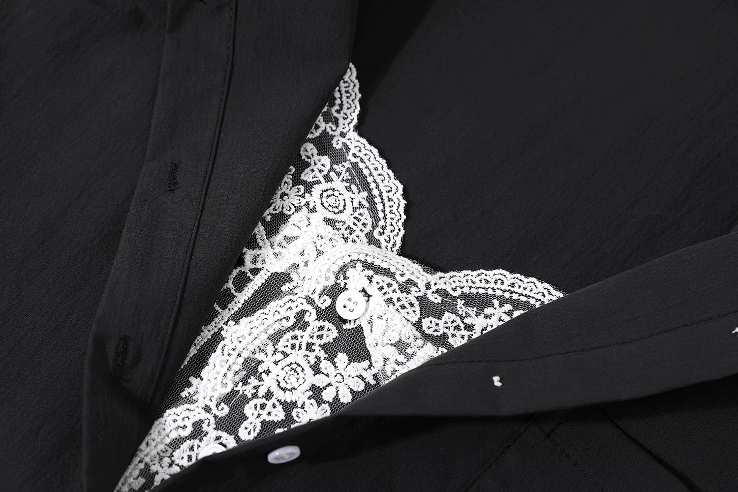 モード系 【レースインナー付き 変形レイヤードシャツアウター（ホワイト／ブラック）】