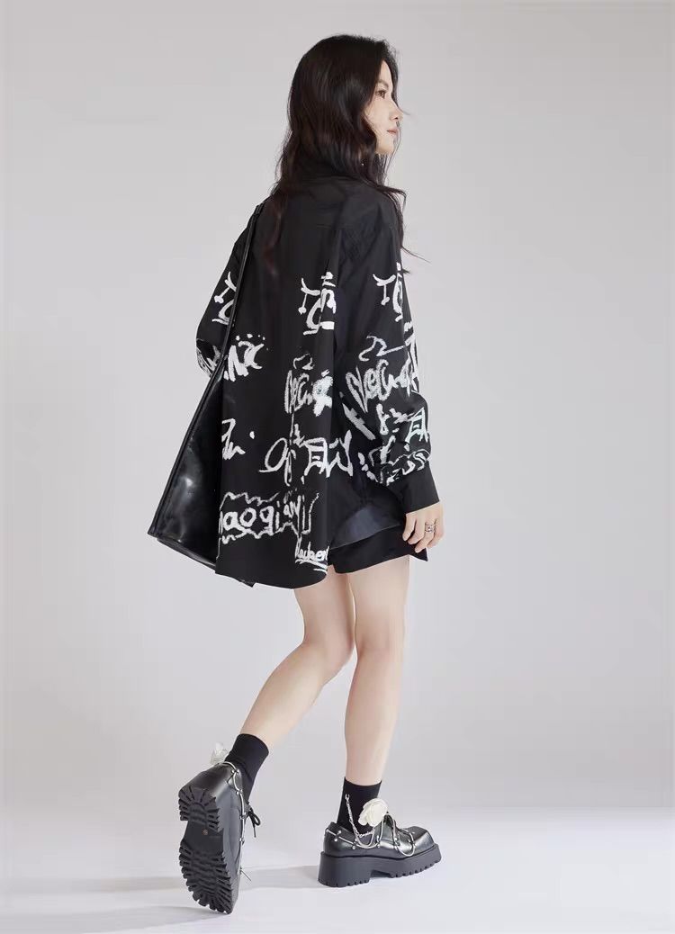 モード系 【ユニセックス対応】アートプリント オーバーサイズシャツ（ホワイト／ブラック）