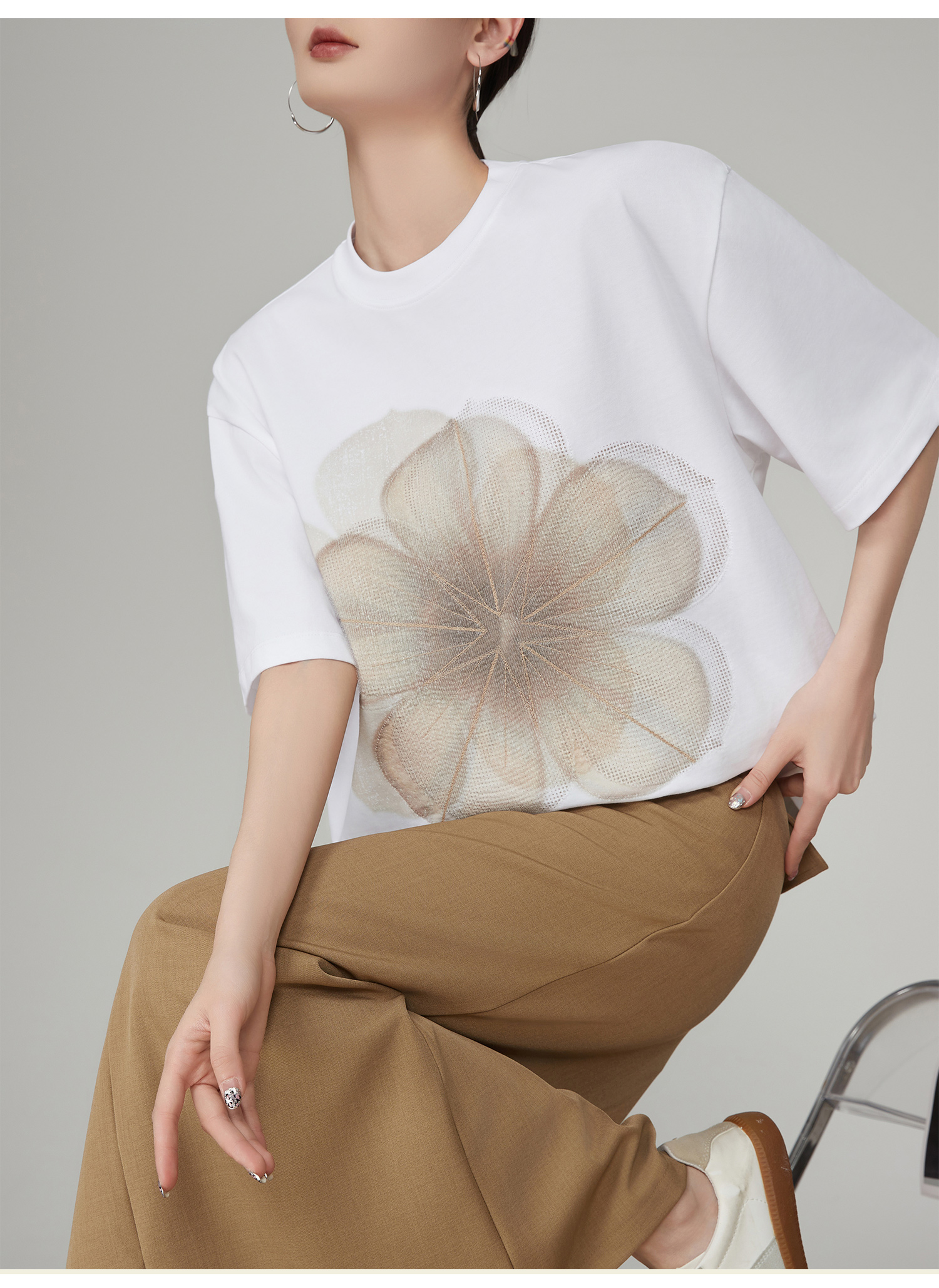 モード系 存在感あるフラワープリントが主役になる、ゆったりシルエットのモードTシャツ