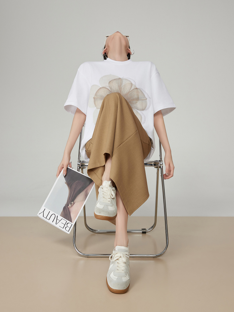 モード系 存在感あるフラワープリントが主役になる、ゆったりシルエットのモードTシャツ