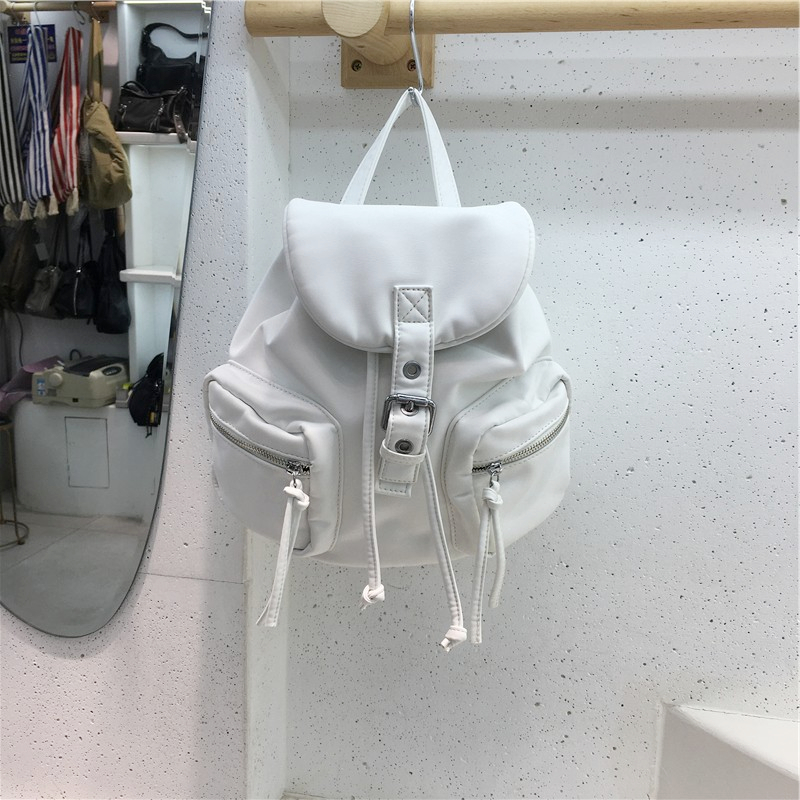 モード系 フラップ式ベルトデザインマルチポケットリュック