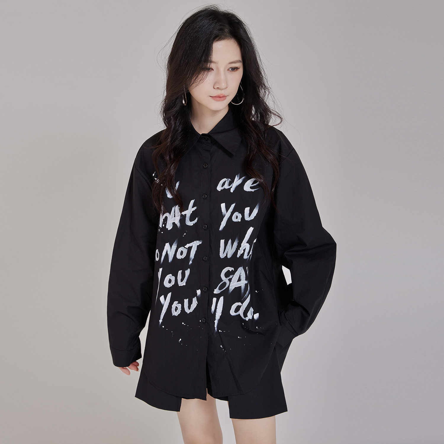 モード系 【M〜3XL対応】ペイントロゴプリント オーバーサイズシャツ（ブラック／ホワイト）