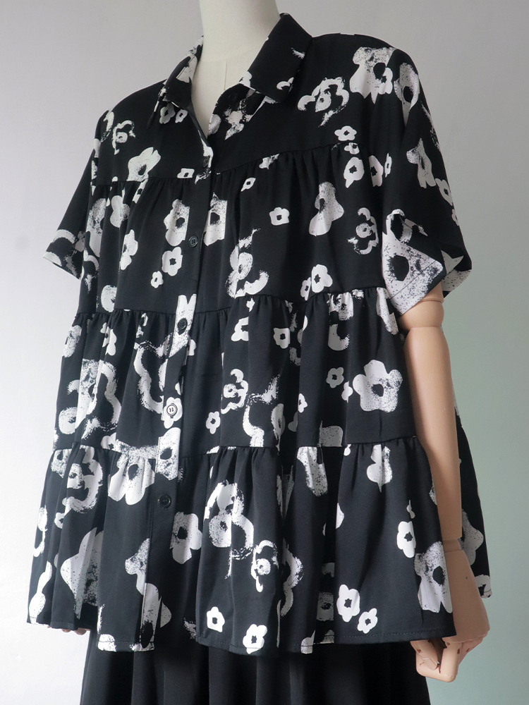 モード系 【体型カバーも叶う】ティアードフリル花柄シャツ｜ゆったりシルエット×モードデザイン（ブラック）