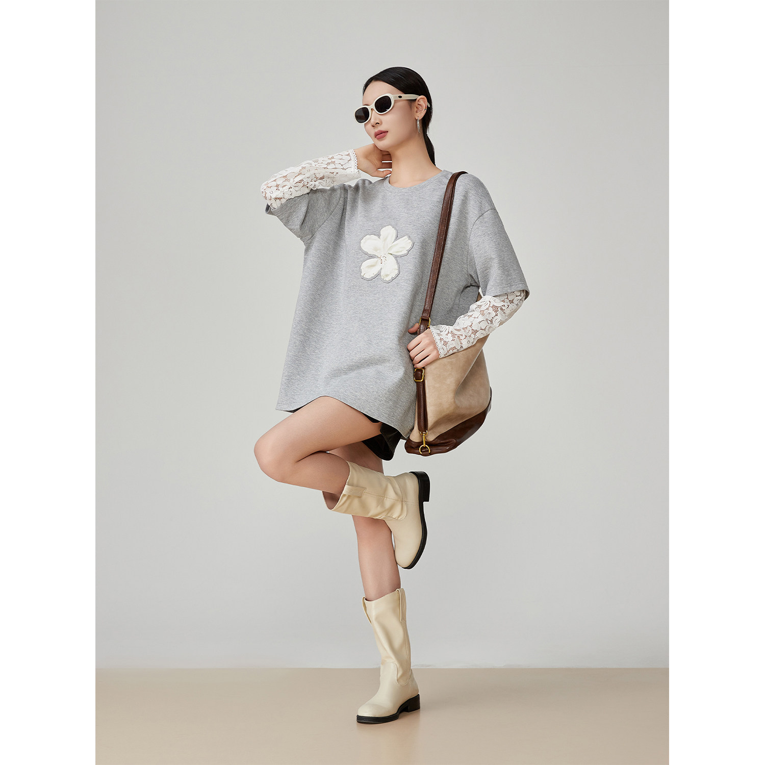 モード系 【2026年春秋先行｜重ね着風】レース袖ドッキング グレーTシャツ  長袖Tシャツ／フェイクレイヤード／花モチーフ／ゆったりシルエット