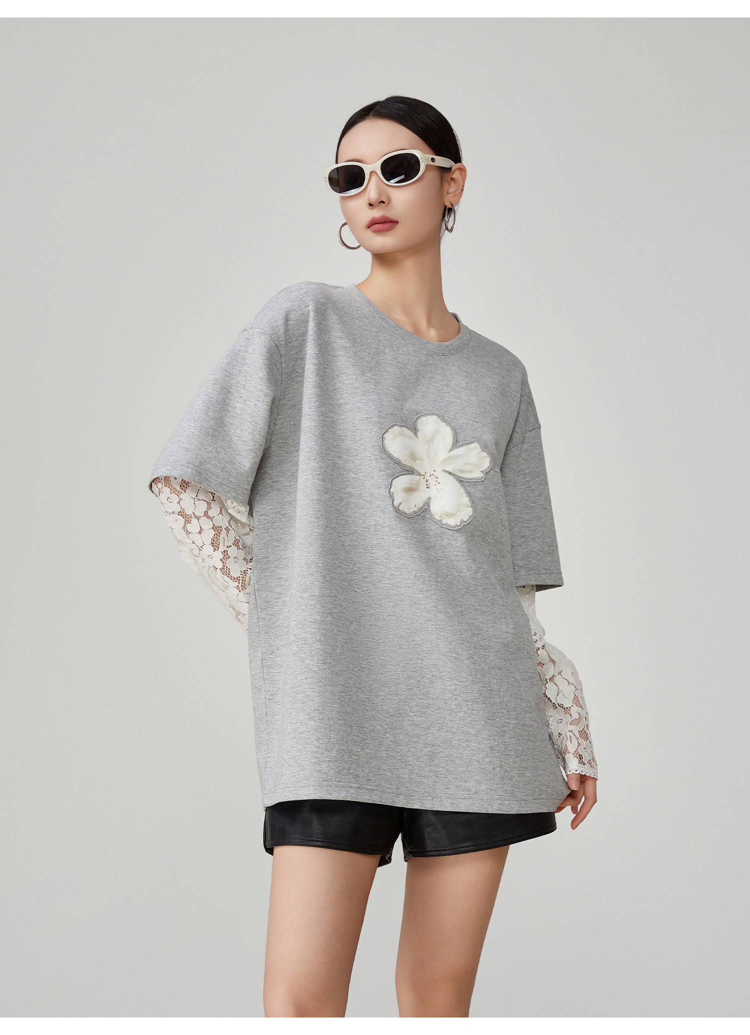 モード系 【2026年春秋先行｜重ね着風】レース袖ドッキング グレーTシャツ  長袖Tシャツ／フェイクレイヤード／花モチーフ／ゆったりシルエット
