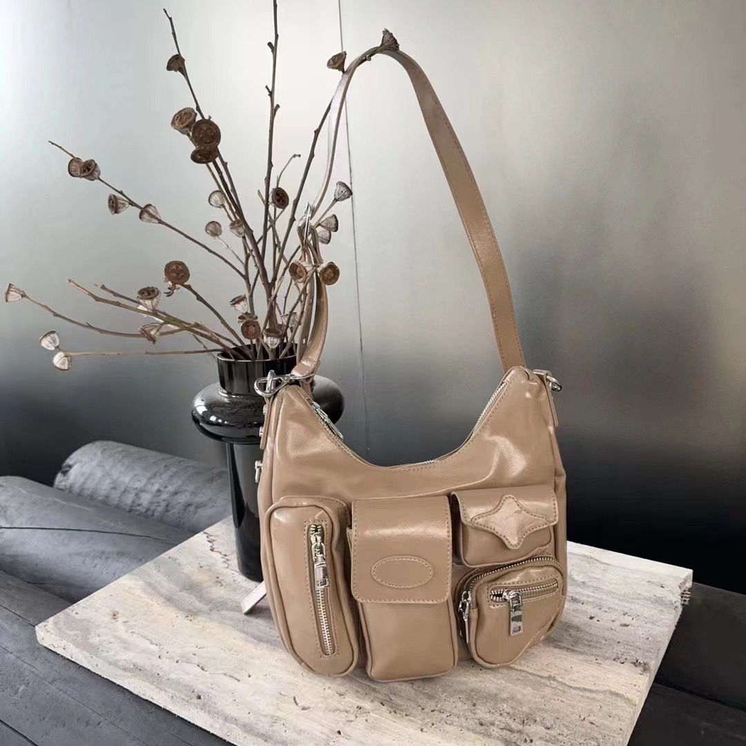 モード系 多機能ポケット付きレザー調ショルダーバッグ
