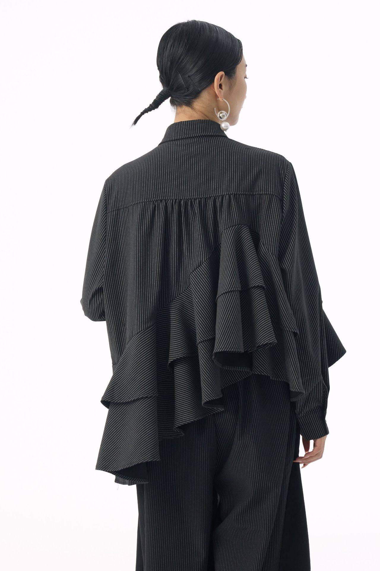 モード系 【フリーサイズ】ストライプフリルデザイン シャツトップス（ブラック／ホワイト）