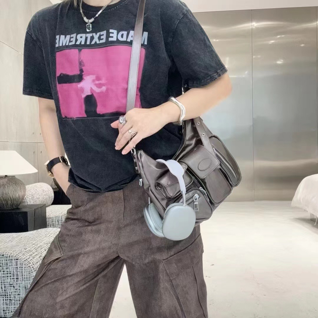 モード系 多機能ポケット付きレザー調ショルダーバッグ