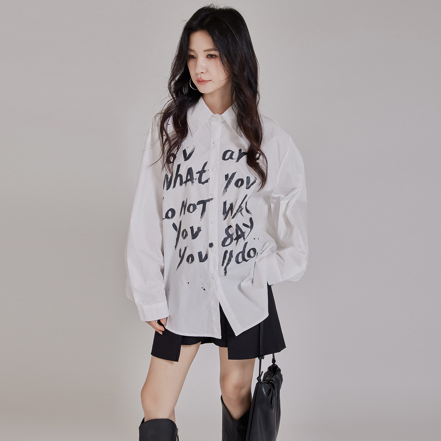 モード系 【M〜3XL対応】ペイントロゴプリント オーバーサイズシャツ（ブラック／ホワイト）