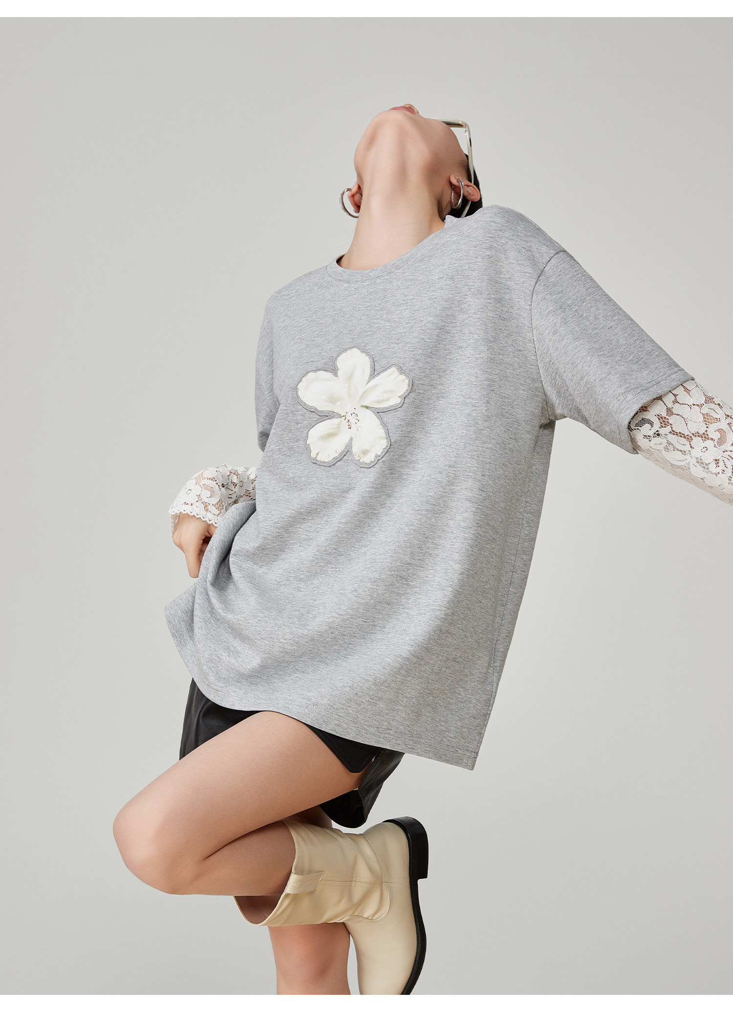 モード系 【2026年春秋先行｜重ね着風】レース袖ドッキング グレーTシャツ  長袖Tシャツ／フェイクレイヤード／花モチーフ／ゆったりシルエット