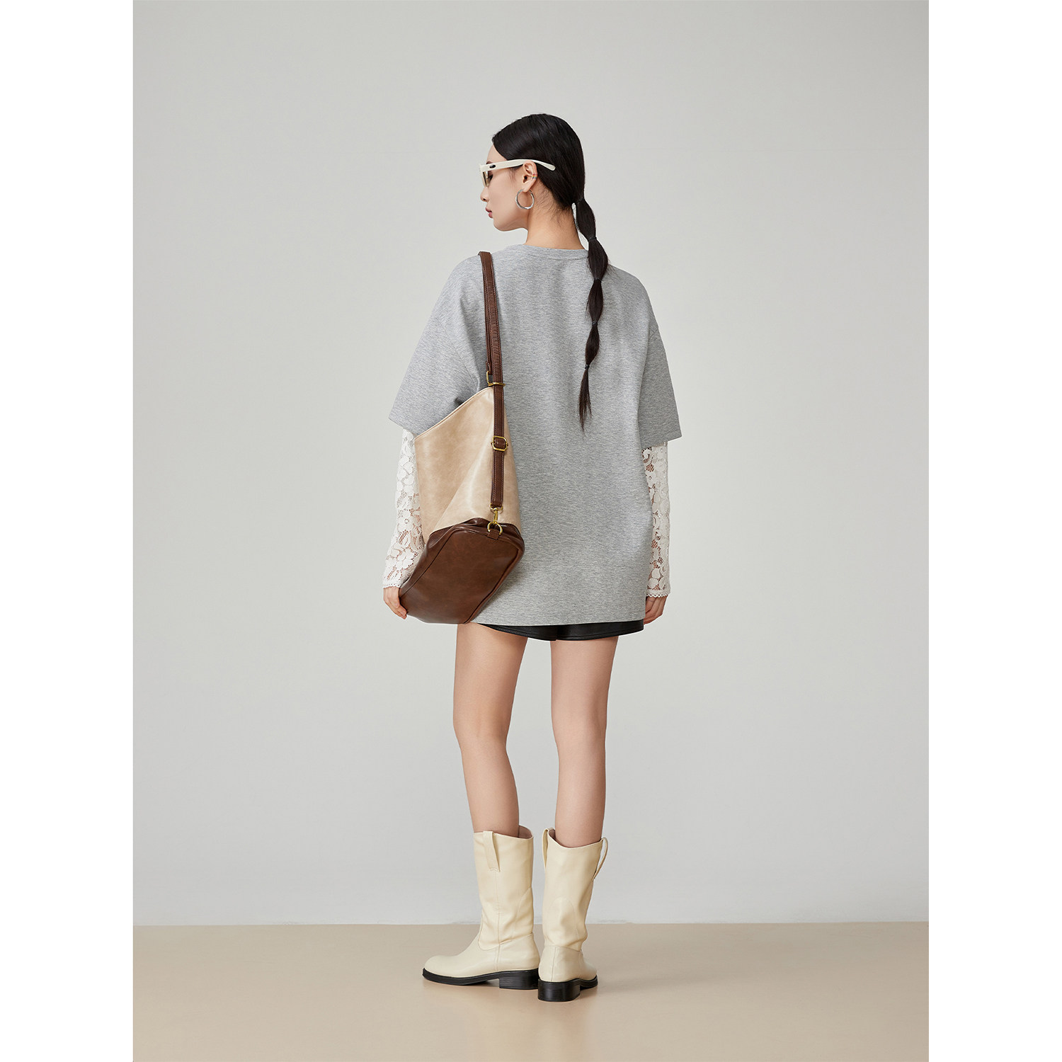 モード系 【2026年春秋先行｜重ね着風】レース袖ドッキング グレーTシャツ  長袖Tシャツ／フェイクレイヤード／花モチーフ／ゆったりシルエット