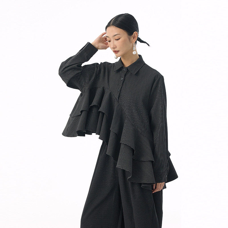 モード系 【フリーサイズ】ストライプフリルデザイン シャツトップス（ブラック／ホワイト）