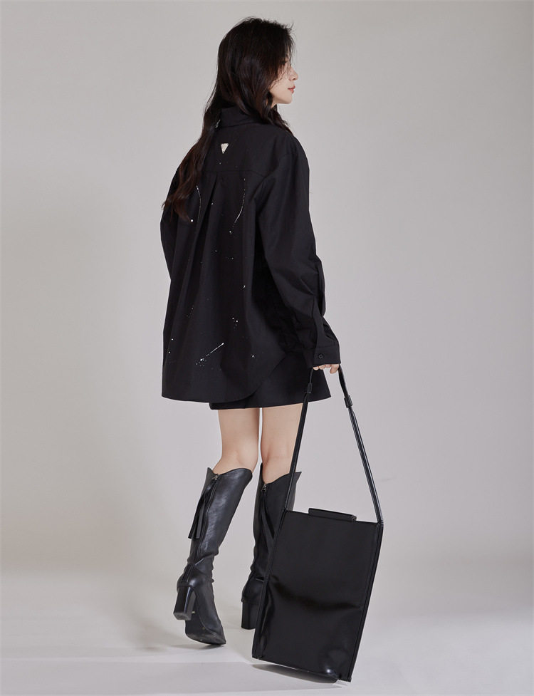 モード系 【M〜3XL対応】ペイントロゴプリント オーバーサイズシャツ（ブラック／ホワイト）