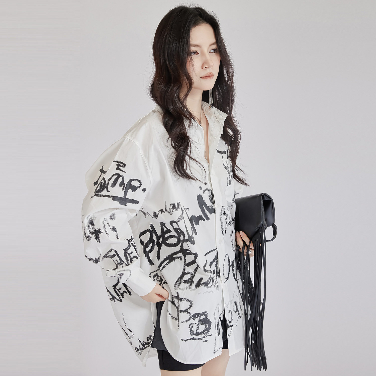 モード系 【ユニセックス対応】アートプリント オーバーサイズシャツ（ホワイト／ブラック）