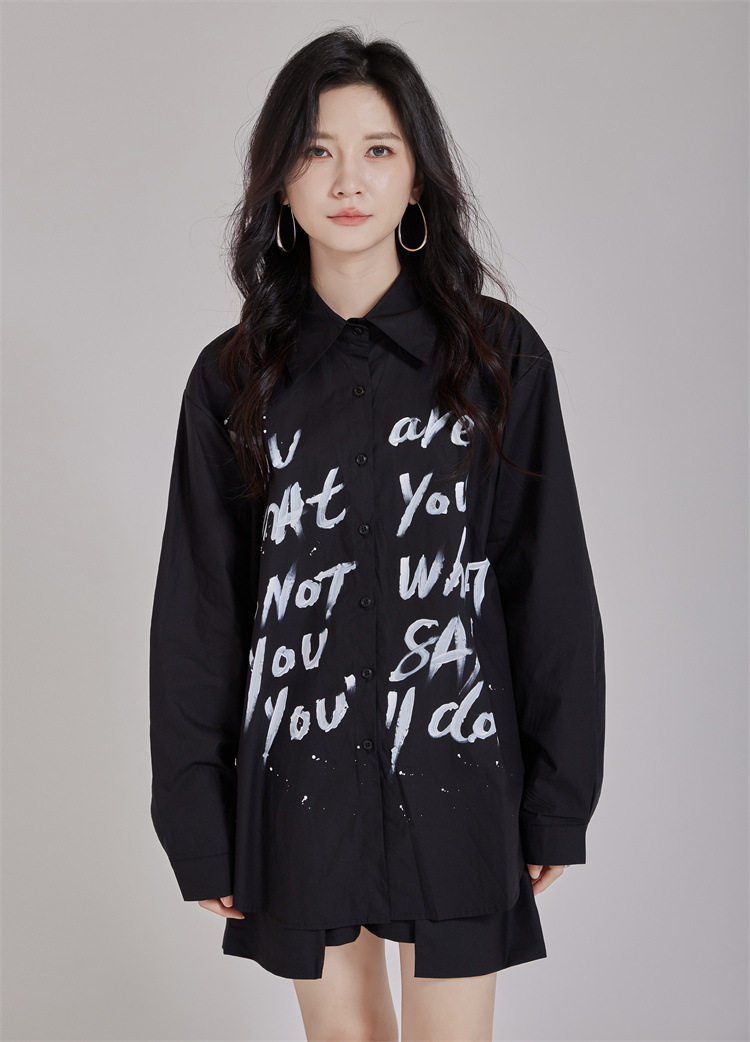 モード系 【M〜3XL対応】ペイントロゴプリント オーバーサイズシャツ（ブラック／ホワイト）