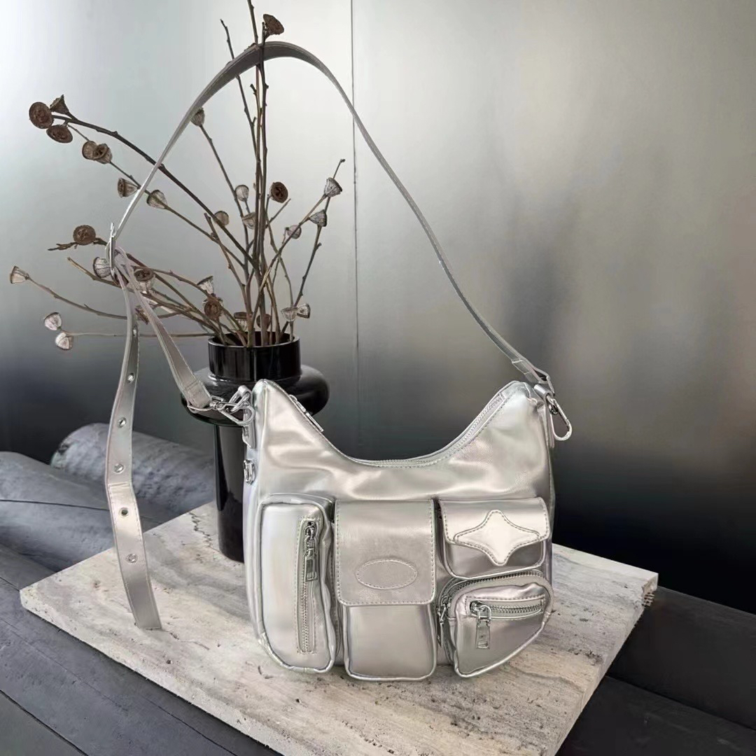 モード系 多機能ポケット付きレザー調ショルダーバッグ