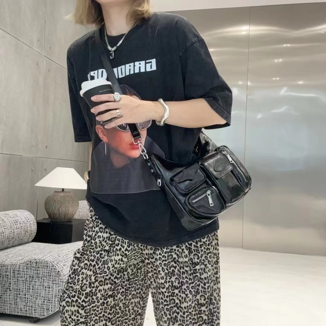 モード系 多機能ポケット付きレザー調ショルダーバッグ