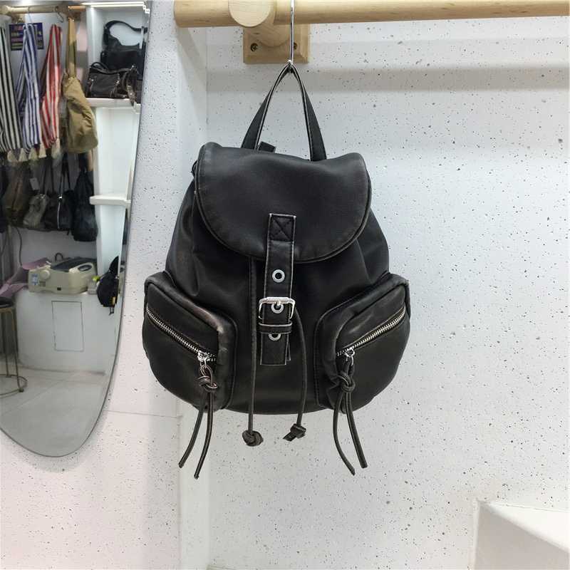 モード系 フラップ式ベルトデザインマルチポケットリュック