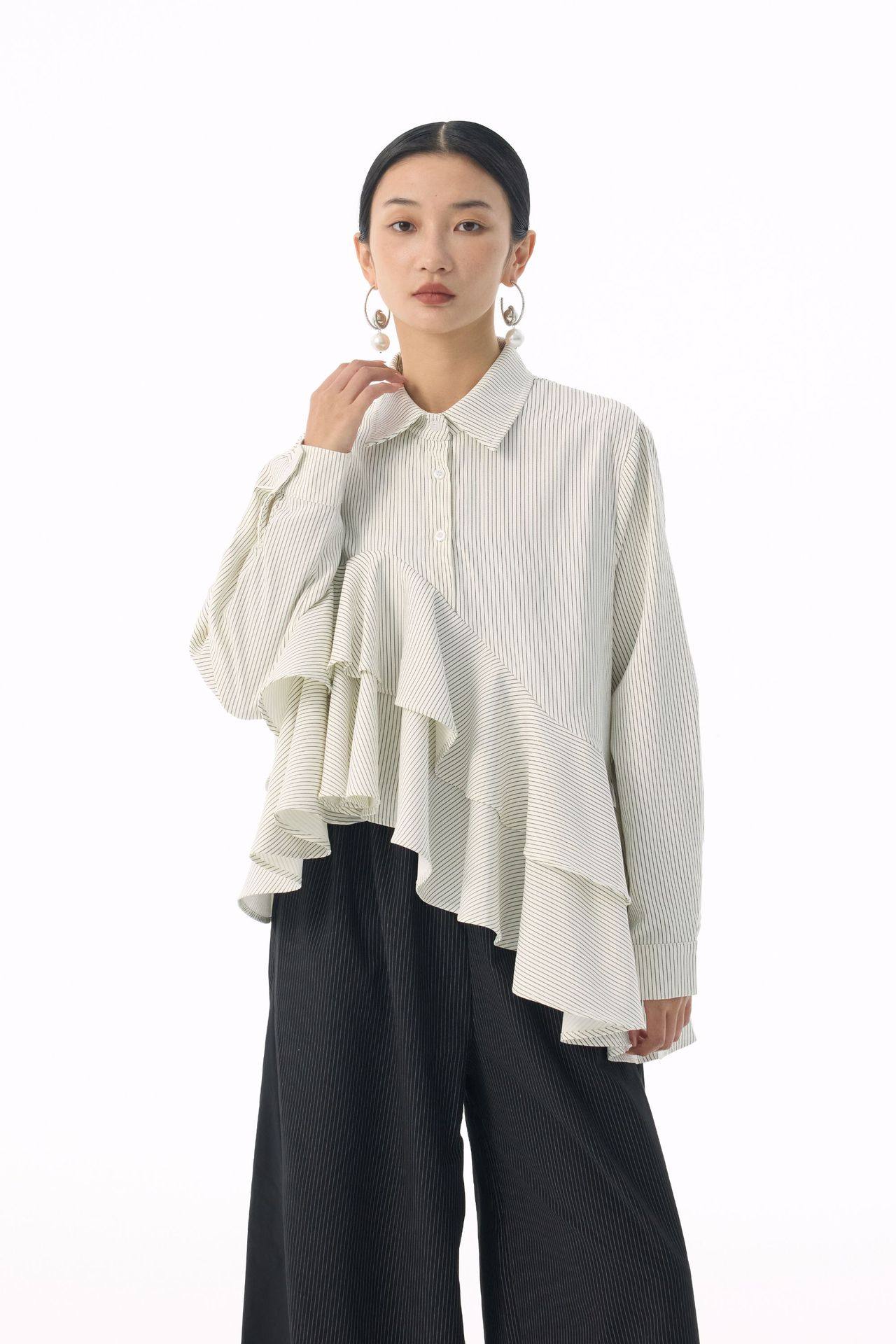 モード系 【フリーサイズ】ストライプフリルデザイン シャツトップス（ブラック／ホワイト）