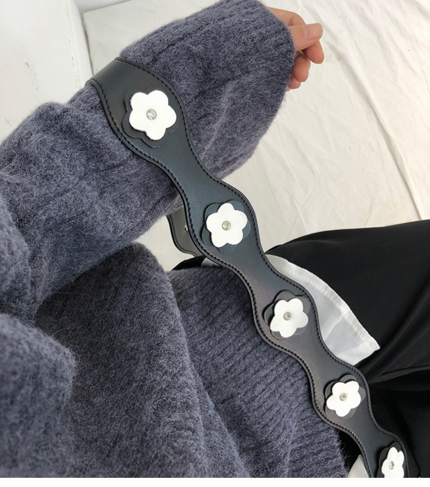 モード系 モードに映える花モチーフショルダーストラップ｜立体フラワー×ラインストーン付き／ブラックレザー調・106cm