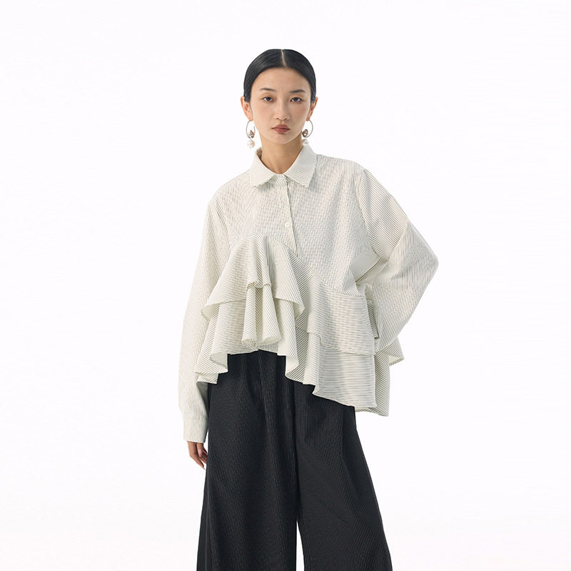 モード系 【フリーサイズ】ストライプフリルデザイン シャツトップス（ブラック／ホワイト）