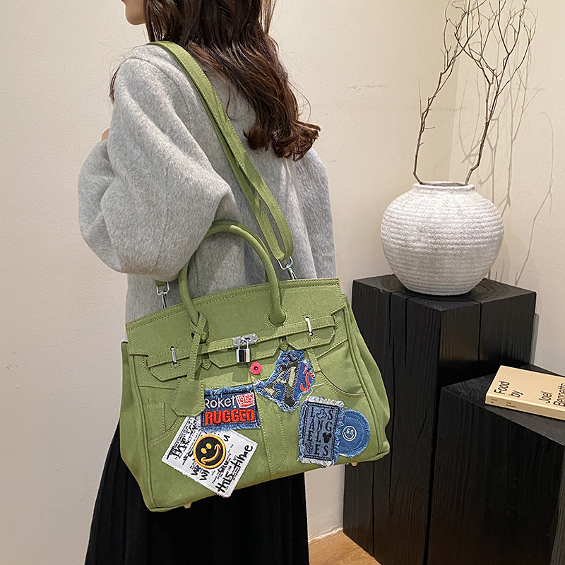 モード系 大容量×パッチデザインが目を惹く！モードなデニムボストンバッグ／ブラック・グリーン・ブルー展開あり