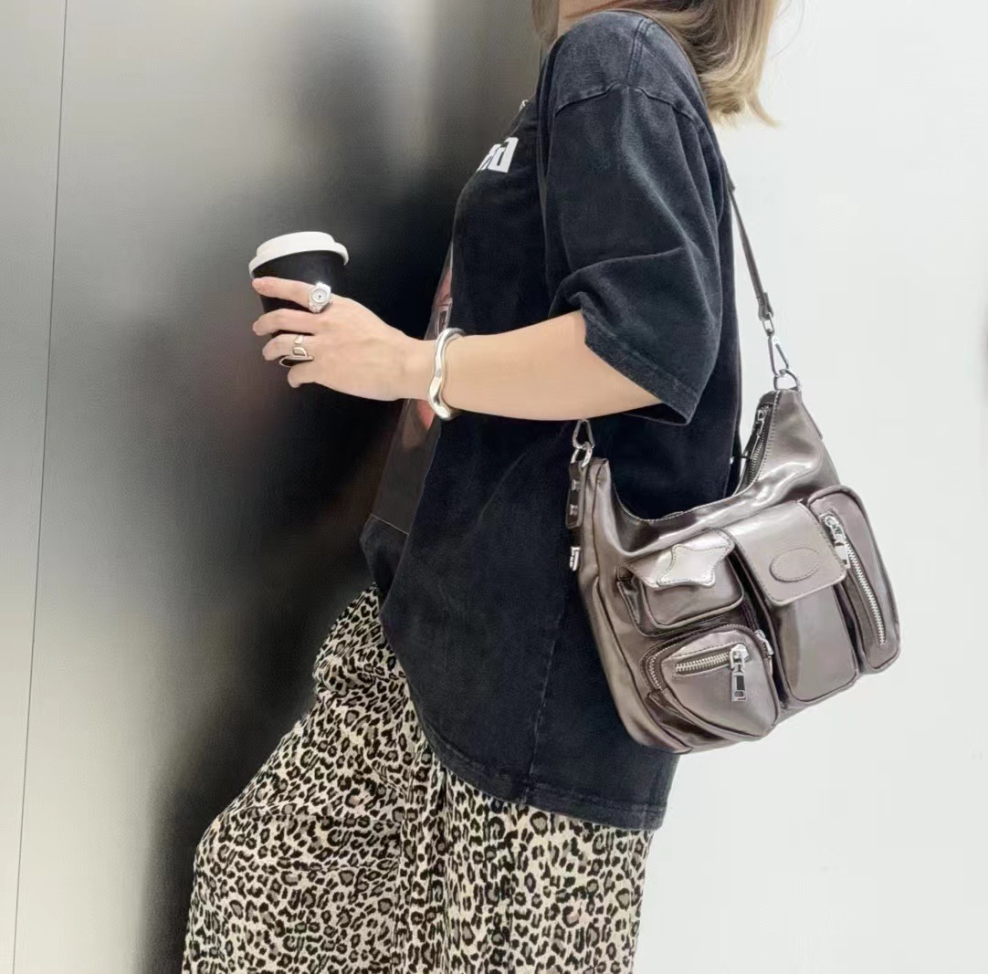 モード系 多機能ポケット付きレザー調ショルダーバッグ