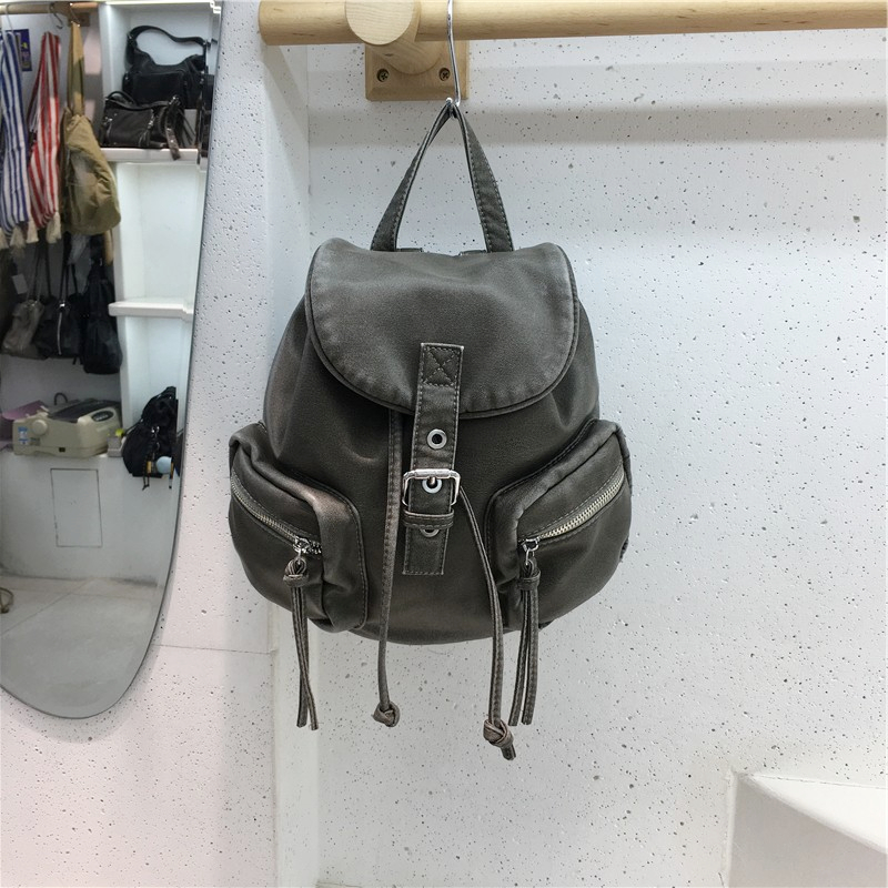 モード系 フラップ式ベルトデザインマルチポケットリュック