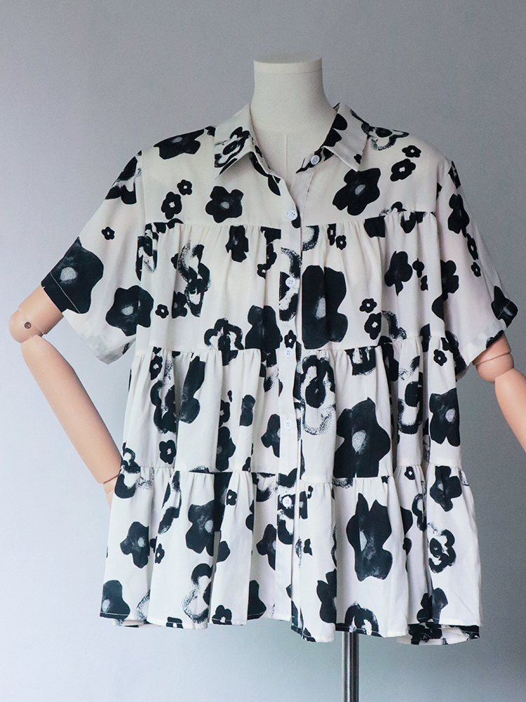 モード系 【体型カバーも叶う】ティアードフリル花柄シャツ｜ゆったりシルエット×モードデザイン（ブラック）