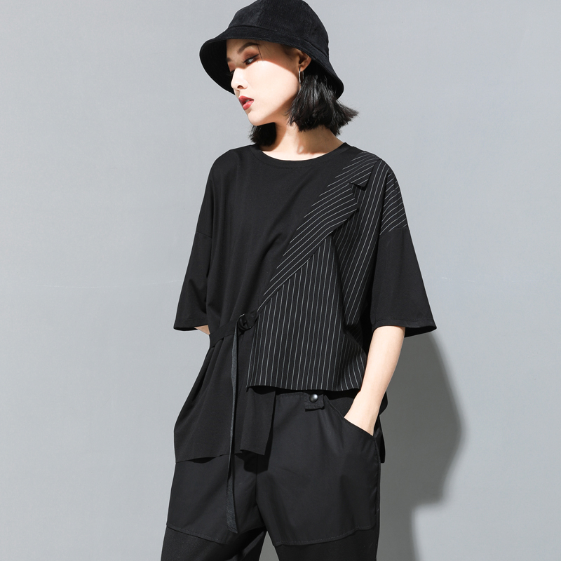 モード系 アシンメトリーデザインで魅せる技ありモードTシャツ｜ストライプ切替×ベルト付き×ゆったりシルエット