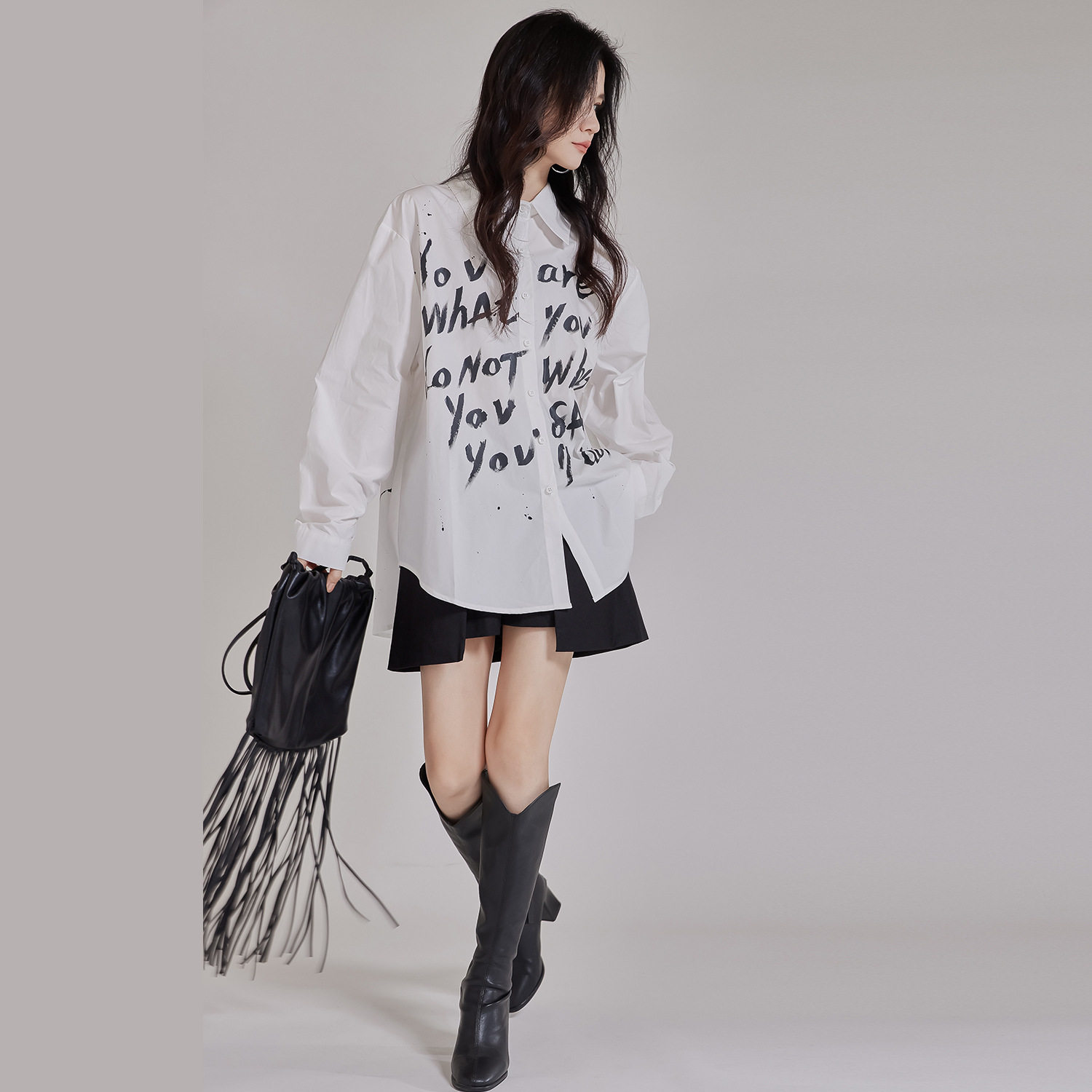 モード系 【M〜3XL対応】ペイントロゴプリント オーバーサイズシャツ（ブラック／ホワイト）