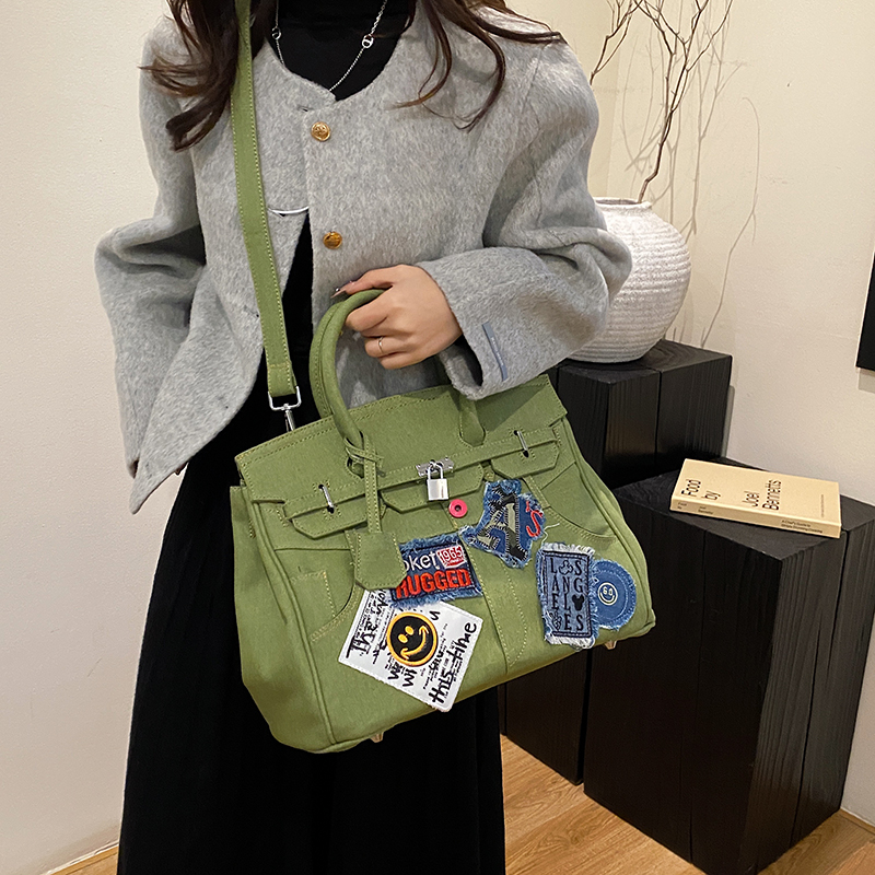モード系 大容量×パッチデザインが目を惹く！モードなデニムボストンバッグ／ブラック・グリーン・ブルー展開あり