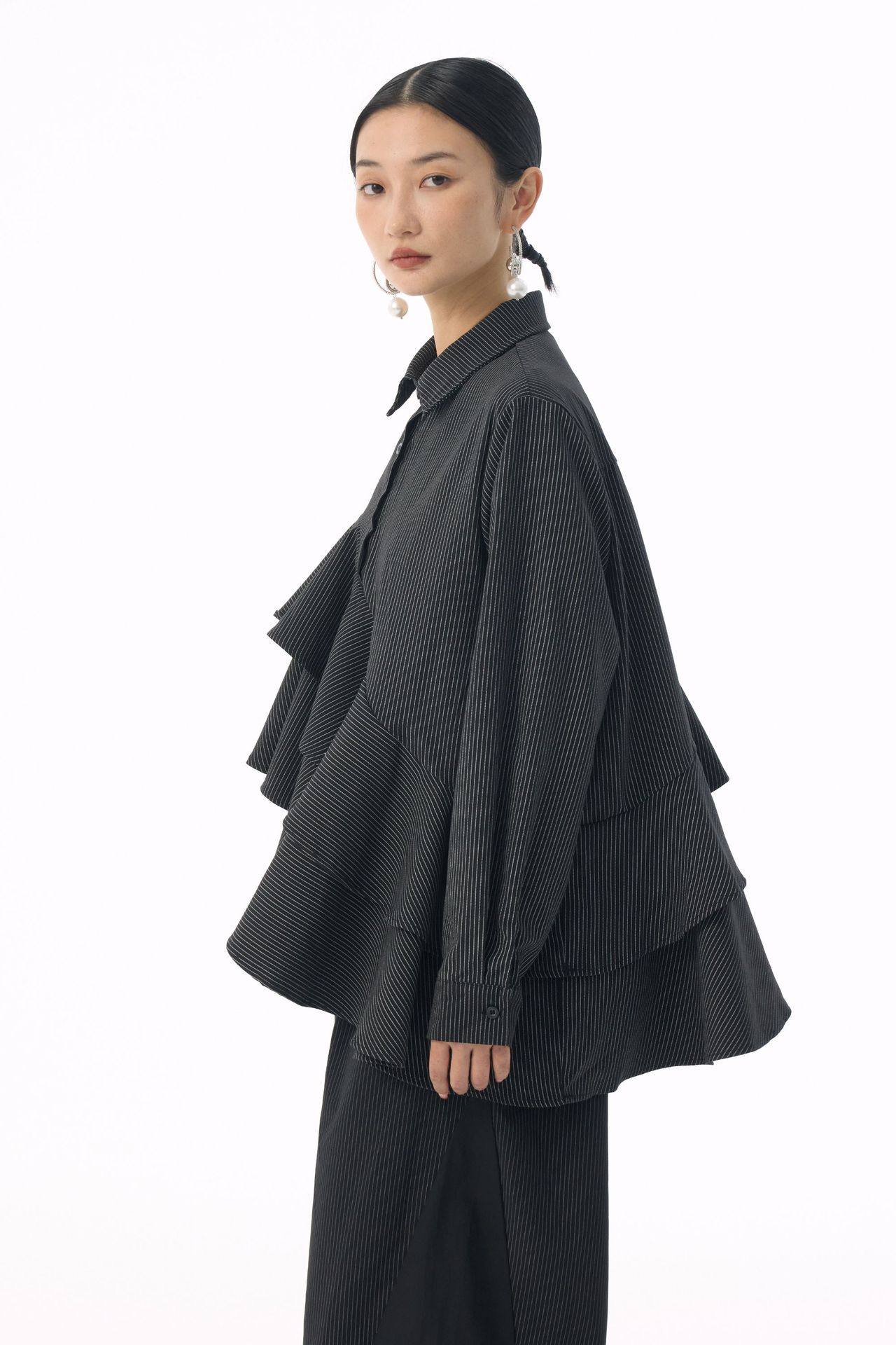 モード系 【フリーサイズ】ストライプフリルデザイン シャツトップス（ブラック／ホワイト）