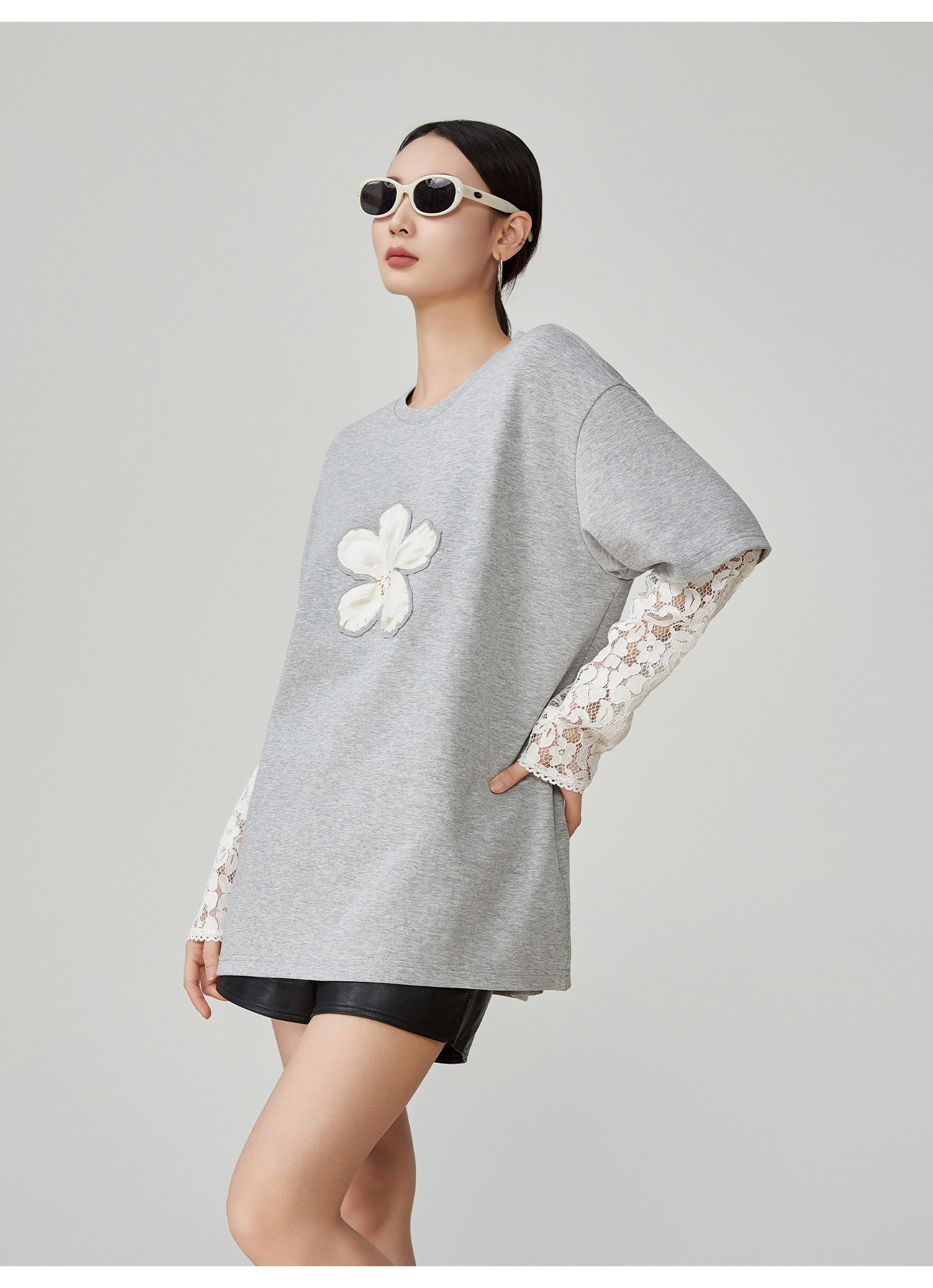 モード系 【2026年春秋先行｜重ね着風】レース袖ドッキング グレーTシャツ  長袖Tシャツ／フェイクレイヤード／花モチーフ／ゆったりシルエット