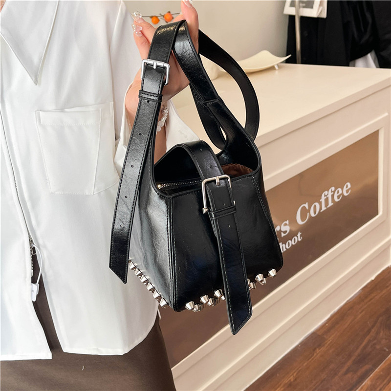 モード系 【韓国風×モード感】スタッズ付きバケツショルダーバッグ