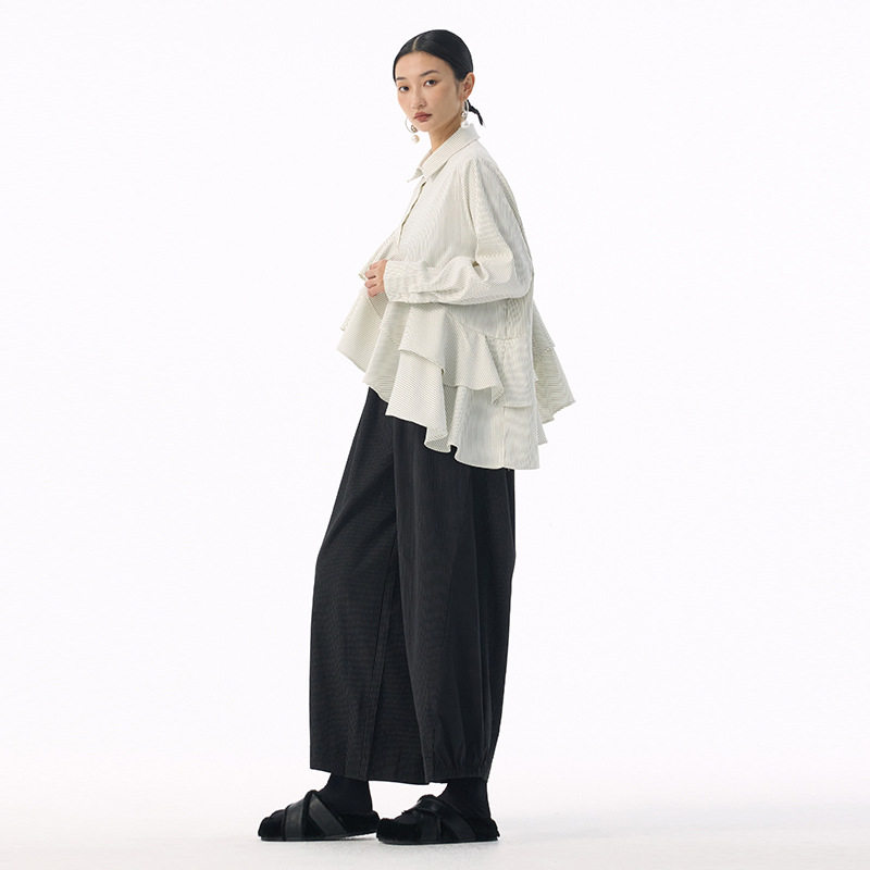 モード系 【フリーサイズ】ストライプフリルデザイン シャツトップス（ブラック／ホワイト）